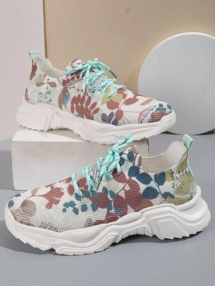 Tênis feminino floral, tênis com salto médio, tênis de primavera, tênis de outono, calçado feminino confortável, tênis com estampa, tênis de moda feminina, calçado casual feminino, tênis com fechamento de cadarço, tênis de malha