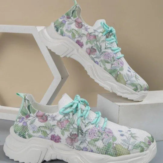 Tênis feminino floral, tênis com salto médio, tênis de primavera, tênis de outono, calçado feminino confortável, tênis com estampa, tênis de moda feminina, calçado casual feminino, tênis com fechamento de cadarço, tênis de malha