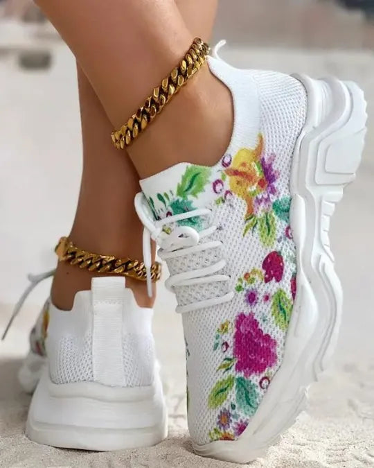 Tênis feminino floral, tênis com salto médio, tênis de primavera, tênis de outono, calçado feminino confortável, tênis com estampa, tênis de moda feminina, calçado casual feminino, tênis com fechamento de cadarço, tênis de malha