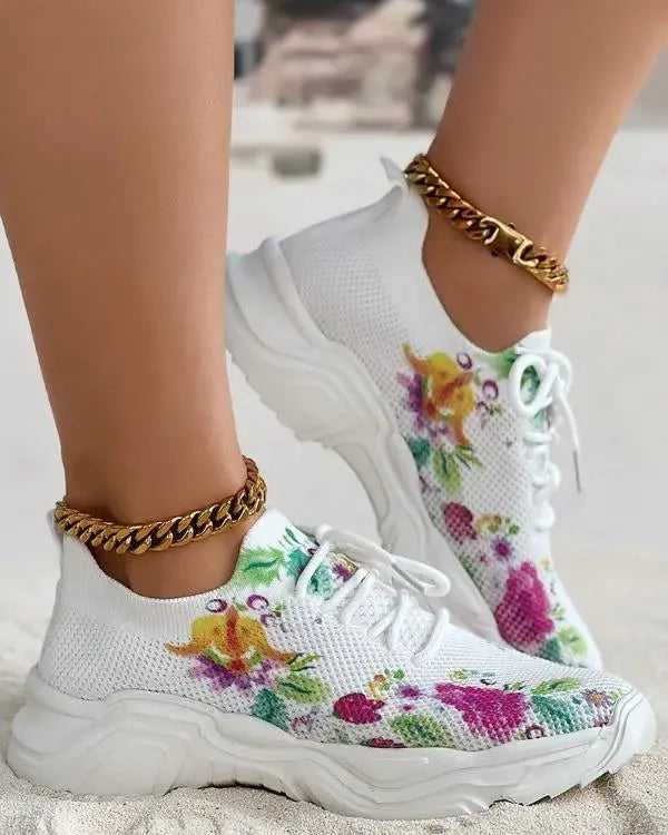 Tênis feminino floral, tênis com salto médio, tênis de primavera, tênis de outono, calçado feminino confortável, tênis com estampa, tênis de moda feminina, calçado casual feminino, tênis com fechamento de cadarço, tênis de malha