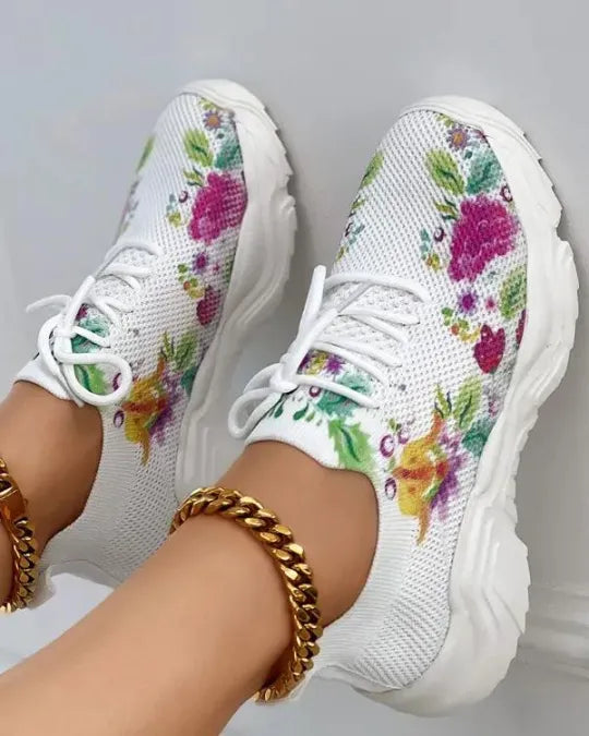 Tênis feminino floral, tênis com salto médio, tênis de primavera, tênis de outono, calçado feminino confortável, tênis com estampa, tênis de moda feminina, calçado casual feminino, tênis com fechamento de cadarço, tênis de malha
