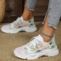 Tênis feminino floral, tênis com salto médio, tênis de primavera, tênis de outono, calçado feminino confortável, tênis com estampa, tênis de moda feminina, calçado casual feminino, tênis com fechamento de cadarço, tênis de malha