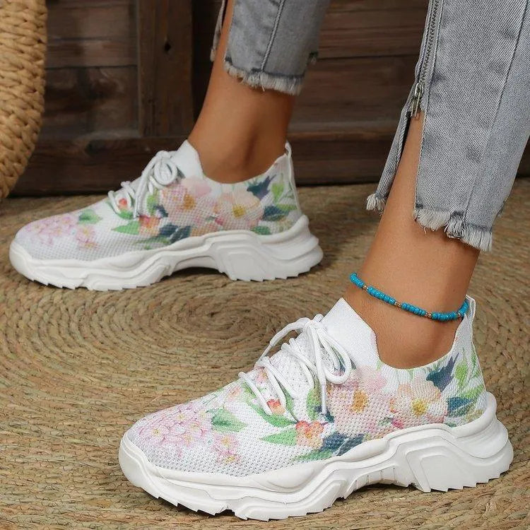 Tênis feminino floral, tênis com salto médio, tênis de primavera, tênis de outono, calçado feminino confortável, tênis com estampa, tênis de moda feminina, calçado casual feminino, tênis com fechamento de cadarço, tênis de malha