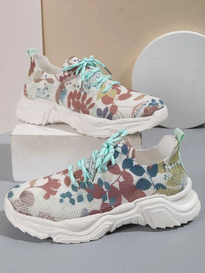 Tênis feminino floral, tênis com salto médio, tênis de primavera, tênis de outono, calçado feminino confortável, tênis com estampa, tênis de moda feminina, calçado casual feminino, tênis com fechamento de cadarço, tênis de malha