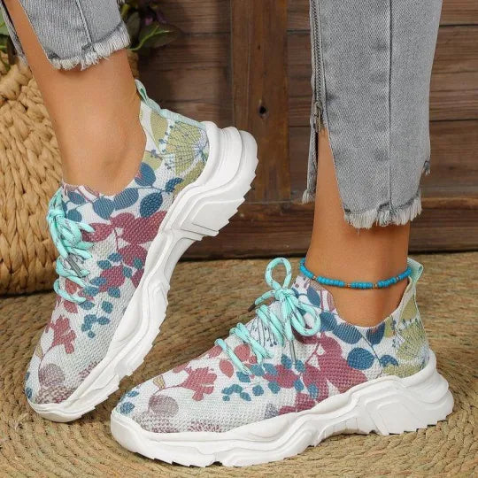 Tênis feminino floral, tênis com salto médio, tênis de primavera, tênis de outono, calçado feminino confortável, tênis com estampa, tênis de moda feminina, calçado casual feminino, tênis com fechamento de cadarço, tênis de malha