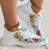 Tênis feminino floral, tênis com salto médio, tênis de primavera, tênis de outono, calçado feminino confortável, tênis com estampa, tênis de moda feminina, calçado casual feminino, tênis com fechamento de cadarço, tênis de malha