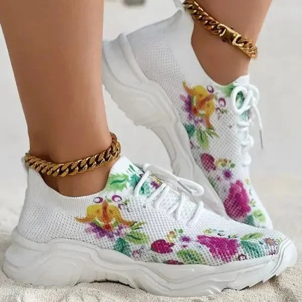 Tênis feminino floral, tênis com salto médio, tênis de primavera, tênis de outono, calçado feminino confortável, tênis com estampa, tênis de moda feminina, calçado casual feminino, tênis com fechamento de cadarço, tênis de malha